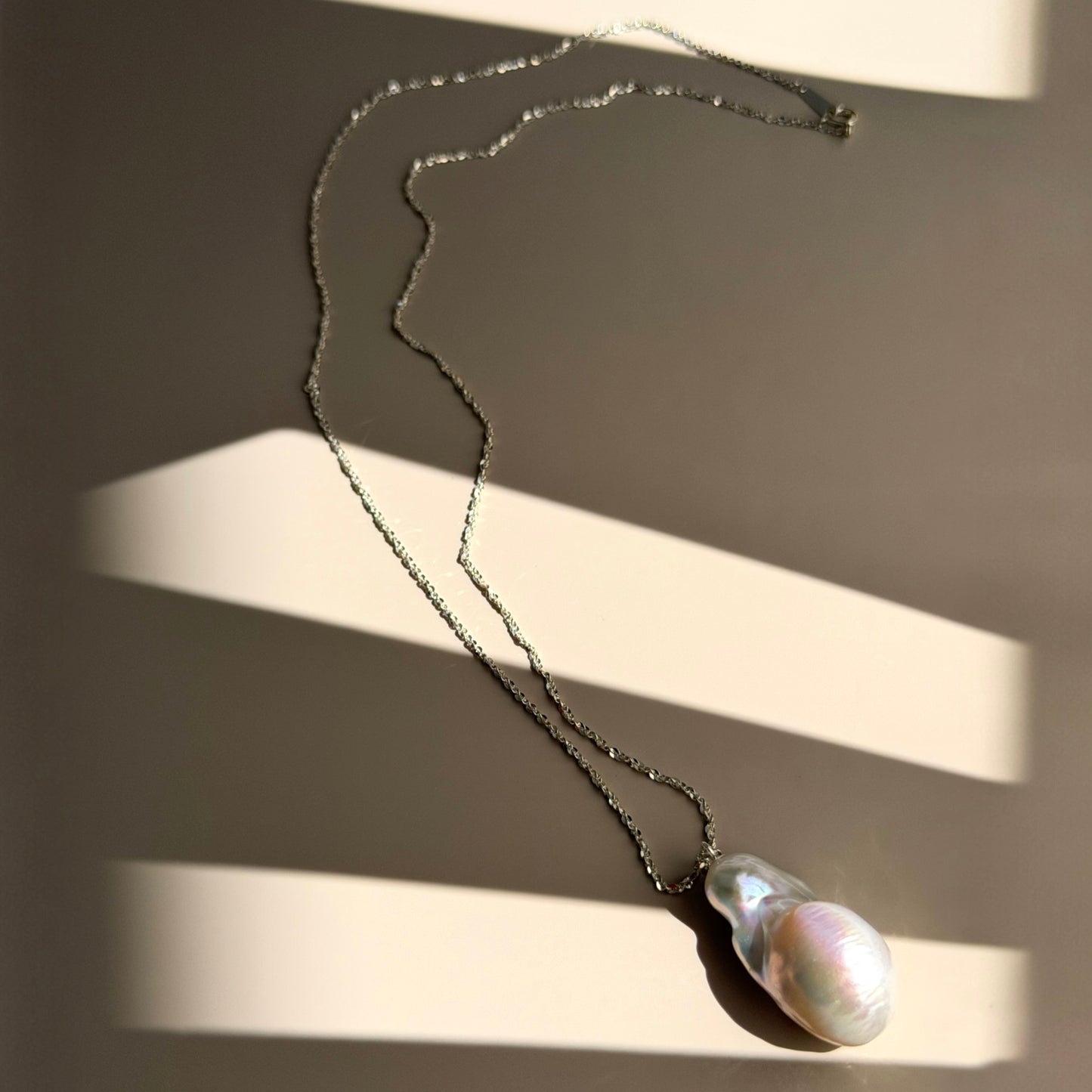 「唯一無二の造形」大粒バロックパール ペンダント / 60cm シルバーロングチェーン